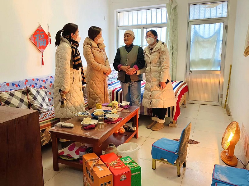 威龍公司春節(jié)進(jìn)社區(qū)走訪慰問困難家庭